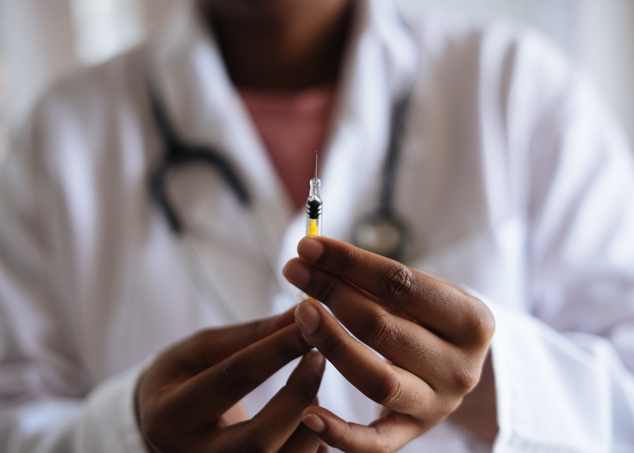 Câncer no reto: medicamento consegue eliminar tumor raro de 100% dos pacientes em estudo