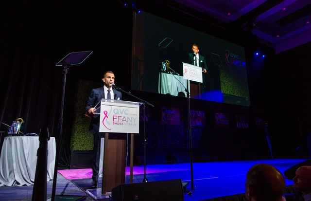 Alexandre Birman discursa no palco do gala (Foto: Brad Barket/Getty Images)