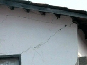 Tremor causou fissura na residência de Raimunda Cecília (Foto: Coreaú Online)