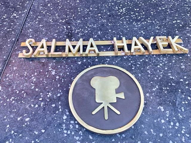 Salma Hayek é homenageada com estrela na Calçada da Fama (Foto: reprodução instagram)
