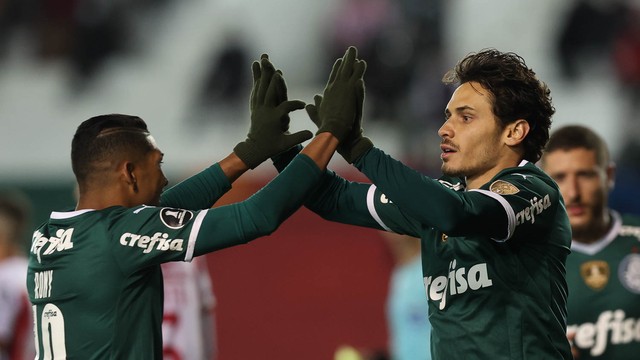 Rony e Raphael Veiga comemoram gol do Palmeiras