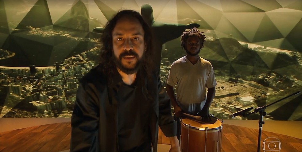 O rapper Gabriel O Pensador e o músico João da Serrinha no programa 'Fantástico' em 11 de fevereiro de 2018 (Foto: Reprodução / Vídeo TV Globo)