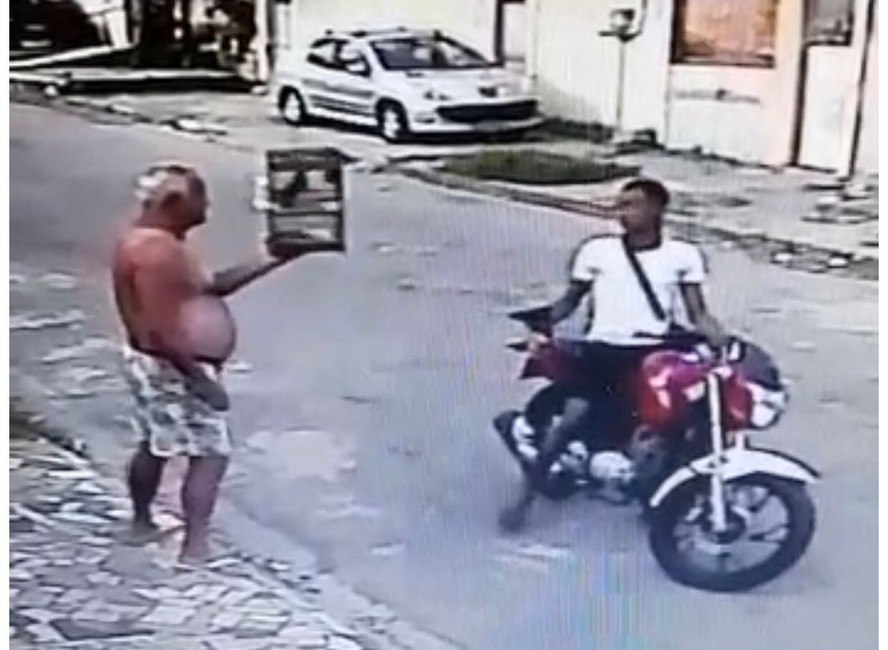 Imagens que viralizaram nas redes sociais mostram um idoso na calçada da Rua Catanduva sendo abordado por um homem de moto