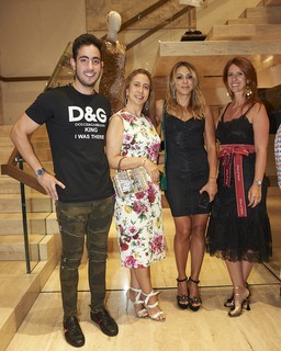 A joalheira brasileira Carla Amorim, com o filho Tiago foram prestigiar  o lançamento da Vogue Miami – aqui, com Camila Garcia e Patricia Romano 