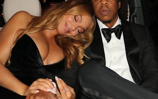 Beyoncé e Jay-Z curtem vale-night com trajes de gala e limousine