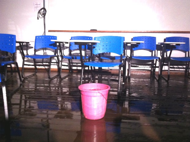Sala de aula inundada no Instituto de Artes da Universidade de Brasília (UnB) (Foto: Gabriel Luiz/G1)