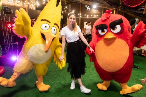 Paula Merlo com os personagens de "Angry Birds 2"