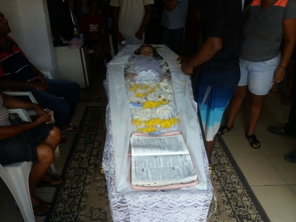 Corpo de jovem foi preparado para sepultamento em Rio Largo, AL, mas mãe acredita que ela ainda está viva e se nega a enterrá-la (Foto: Suely Melo/G1)