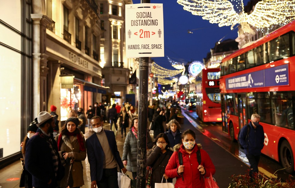 Pessoas caminham pela Regent Street, rua da região central de Londres, em 14 de dezembro de 2020 — Foto: Henry Nicholls/Reuters