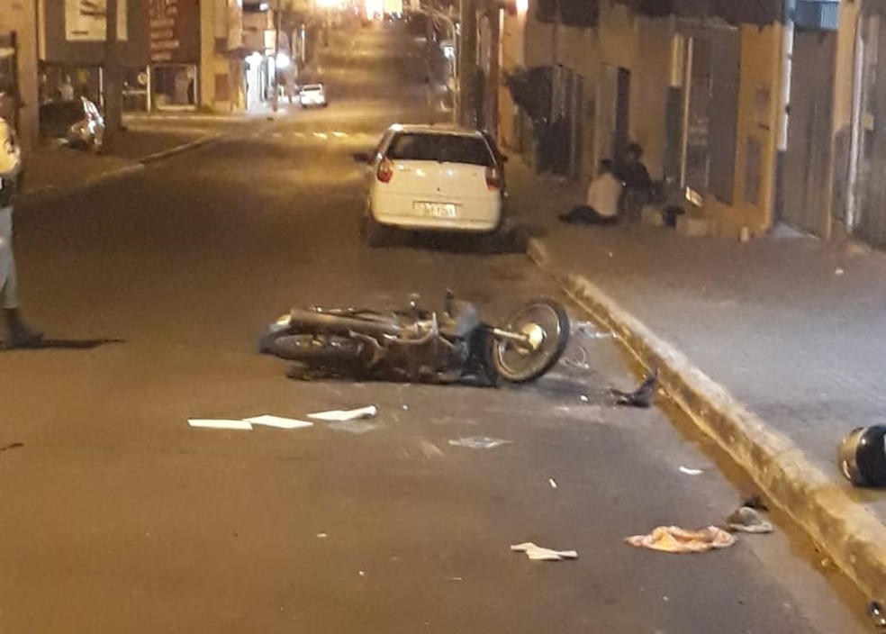 Moto ficou com a frente destruída após colisão com meio-fio — Foto: PM/Divulgação