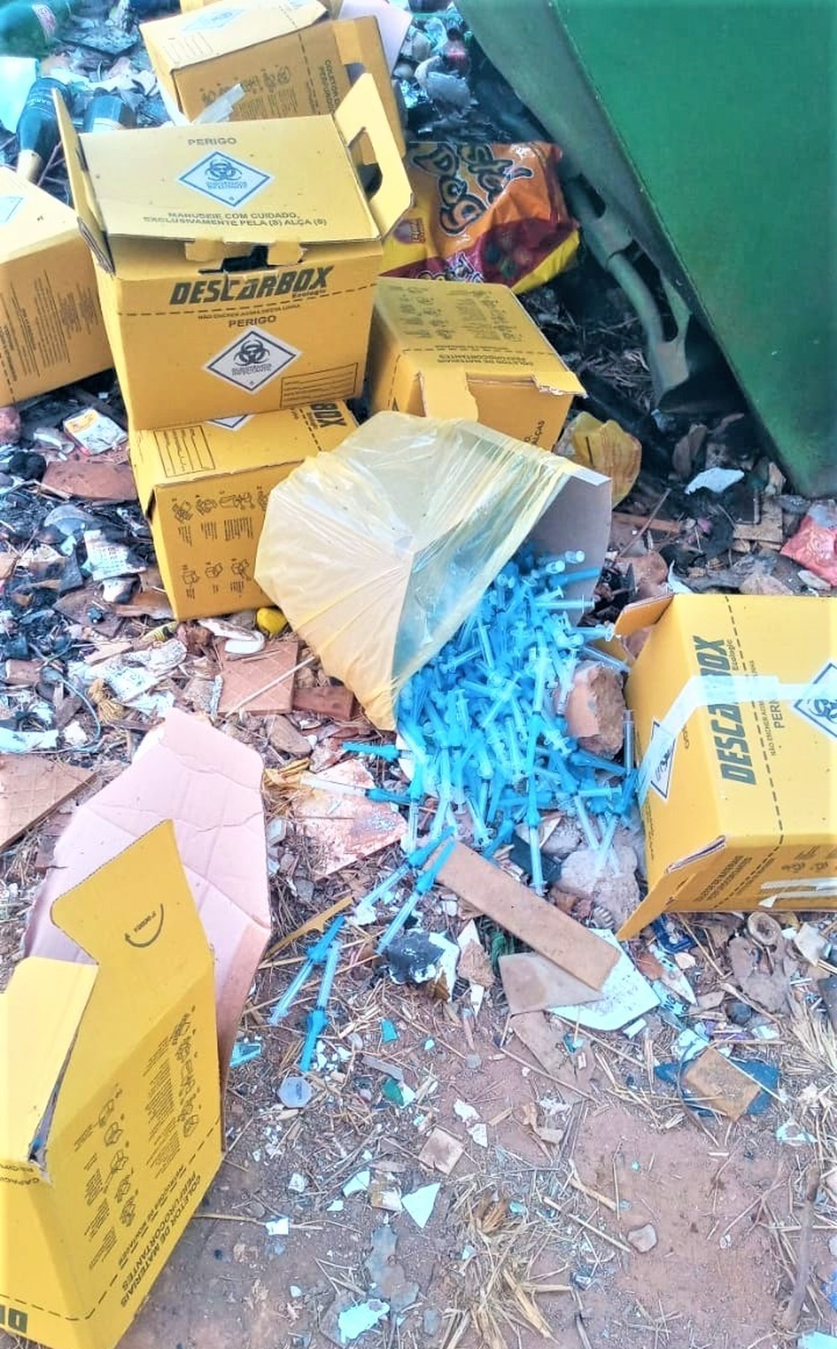 Superintendência Regional de Saúde de Montes Claros investiga descarte irregular de seringas e frascos de vacinas contra a Covid