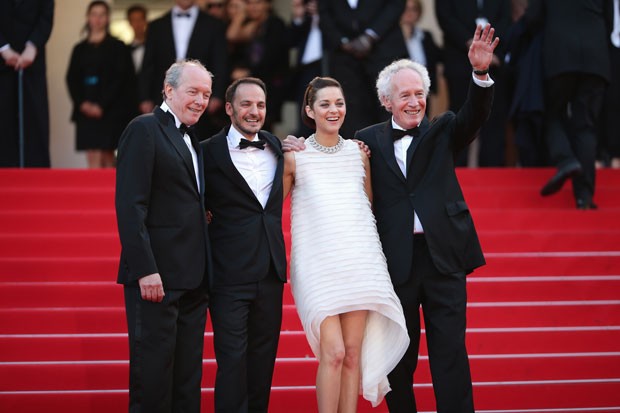 Cotillard com o ator Fabrizio Rongione (ao centro) e os diretores Luc e Jean-Pierre Dardenne (Foto: Getty Images)