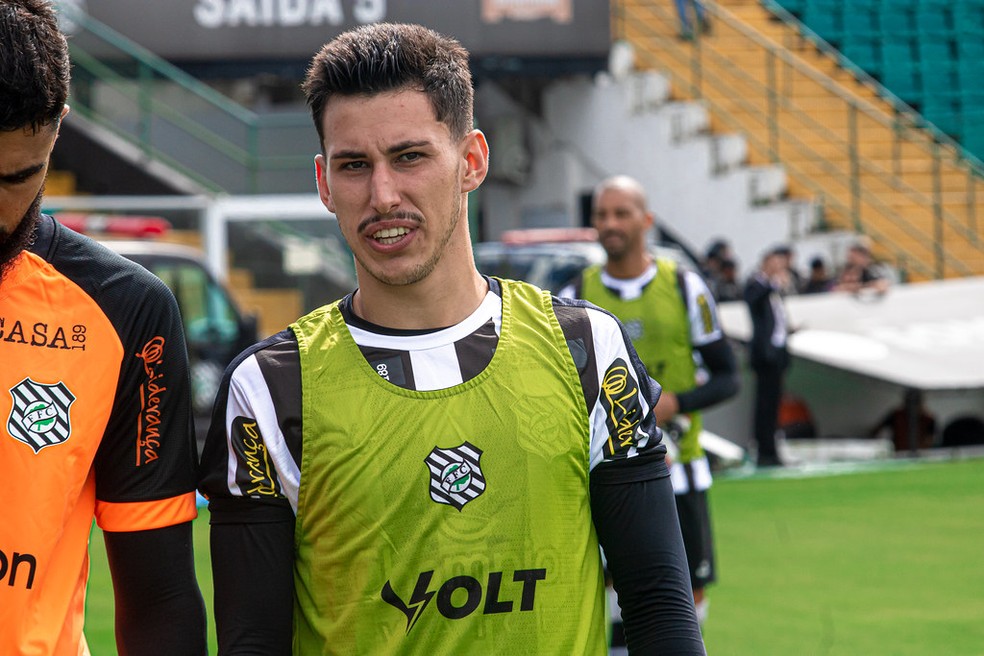 Livre no mercado a partir de janeiro, Natan Masiero pode acertar em definitivo com o Figueirense  — Foto: Patrick Floriani/FFC