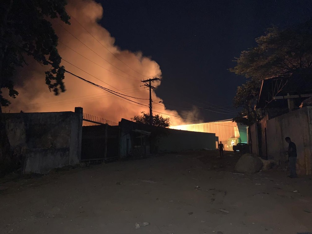 Incêndio atinge galpão de empresa de reciclagem em Salvador — Foto: Giana Mattiazzi/TV Bahia