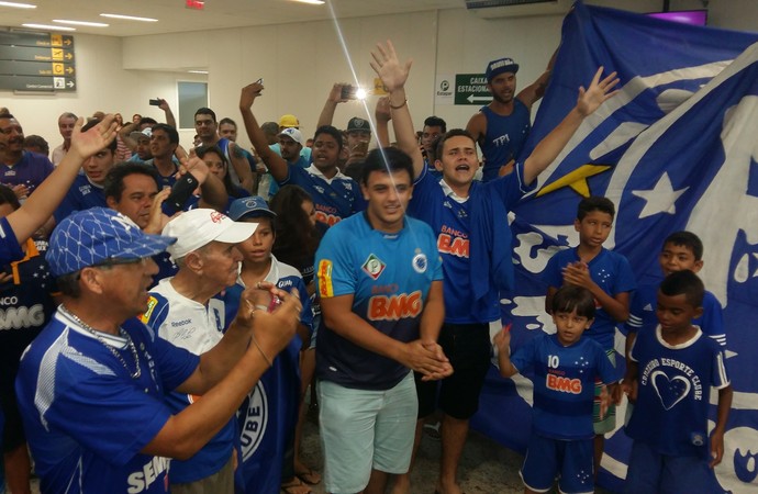 Torcida do Cruzeiro lota aeroporto e faz festa com chegada do time no ES