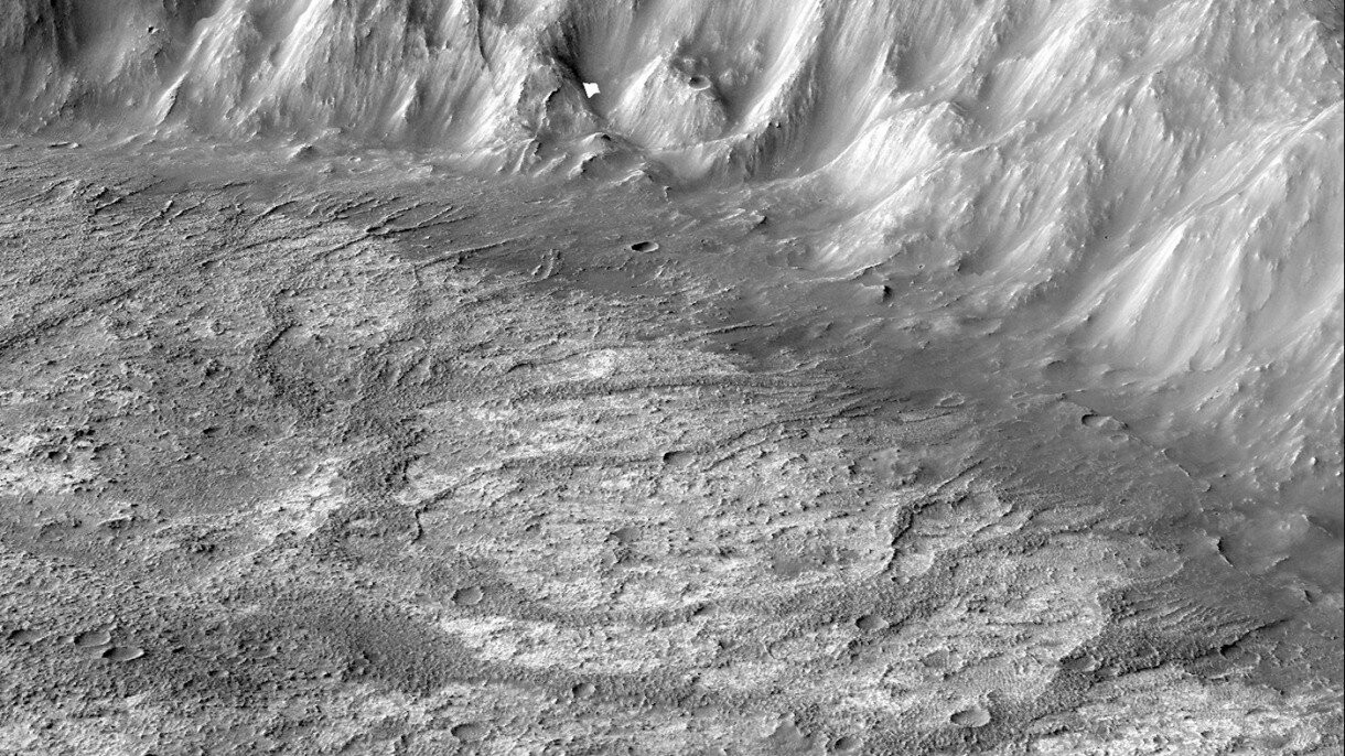 Cratera marciana com novo tipo de marcas de atividade fluvial (Foto: Divulgação/Nasa)