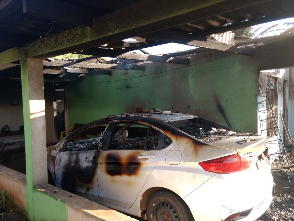 Carro e casa foram destruÃ­dos no incÃªndio em MatupÃ¡ â€” Foto: Corpo de Bombeiros de GuarantÃ£ do Norte (MT)