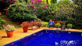Rita Lee na beira de sua piscina em sítio no interior de São Paulo — Foto: Reprodução/Instagram