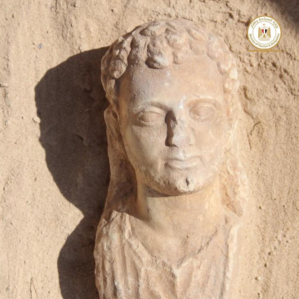 Sem sorriso, estátua tem aspecto mais formal (Foto: Ministry of Tourism and Antiquities|وزارة السياحة والآثار)