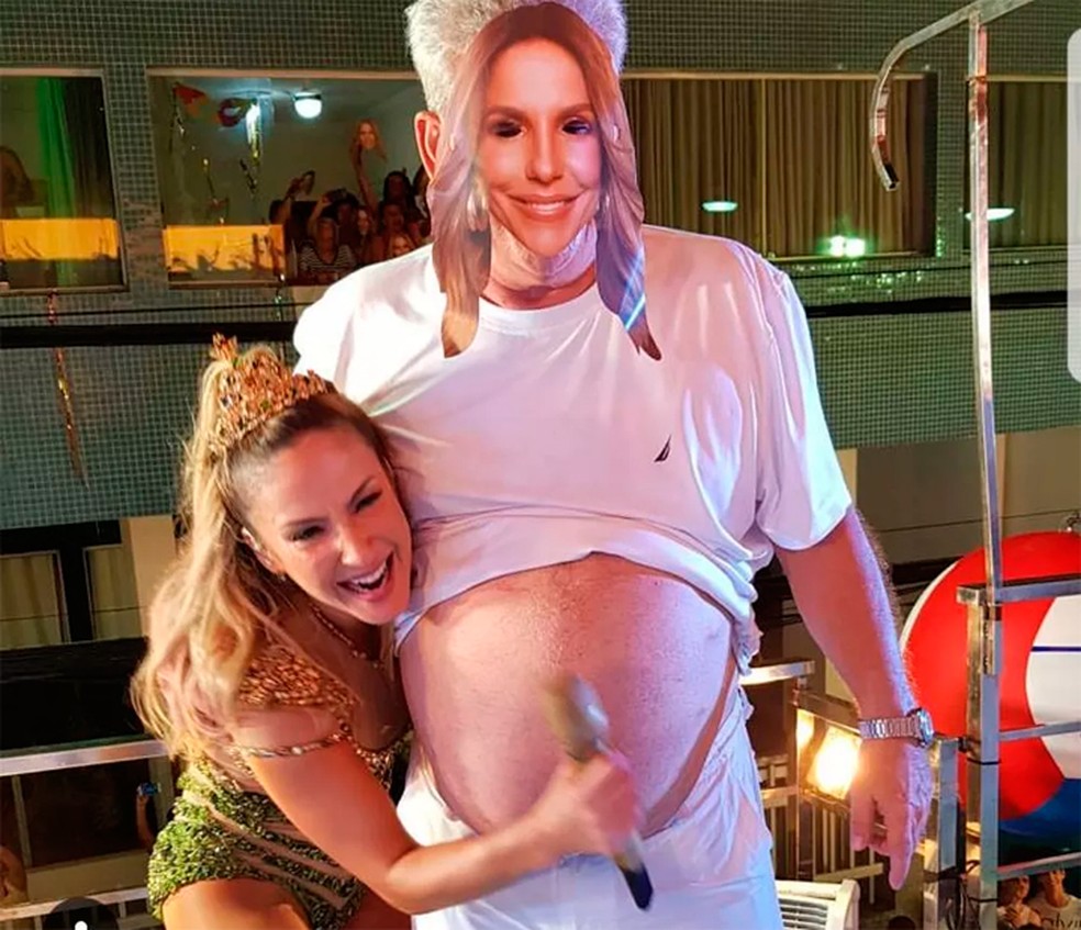 Claudia Leitte colocou máscara de Ivete no pai e comparou barriga dele com a da artista (Foto: Reprodução/Instagram)