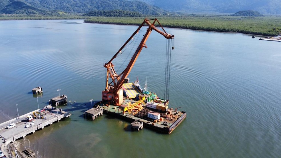 Guindaste está instalado em um flutuante com mais de 40 metros de comprimento — Foto: Departamento Hidroviário/Divulgação