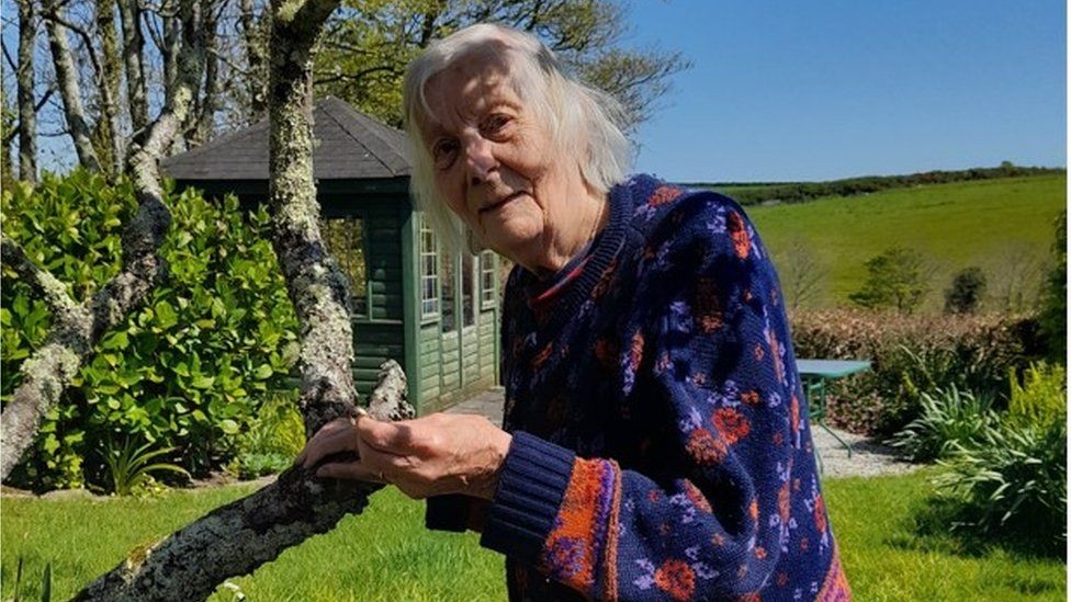 Mulher de 90 anos encontra aliança de casamento do falecido marido após 35 anos