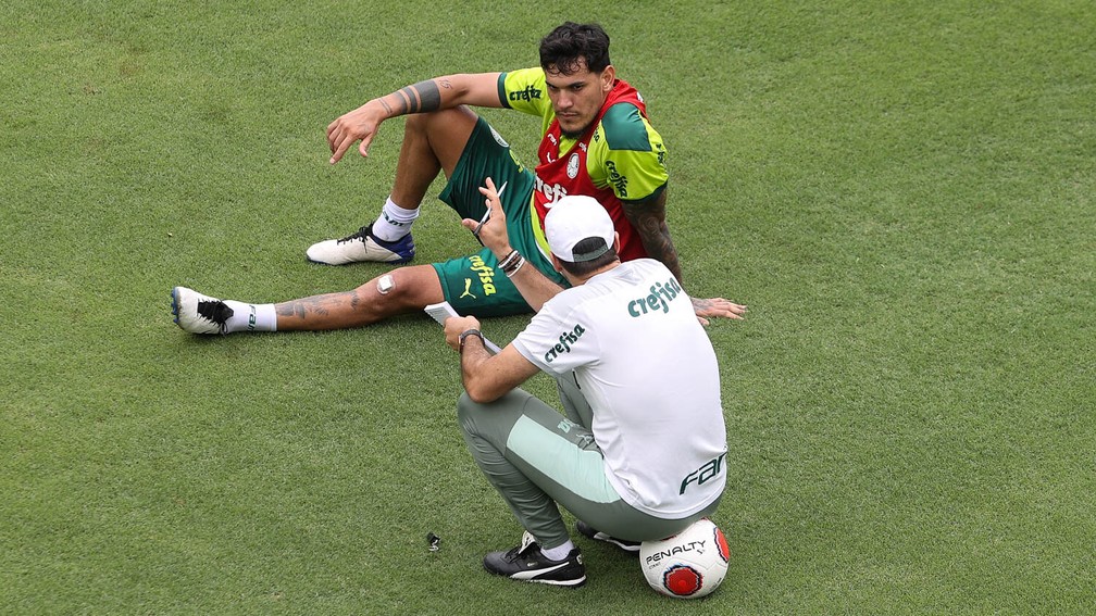 Abel Ferreira e Gustavo Gómez no treino do Palmeiras — Foto: Cesar Greco\Palmeiras