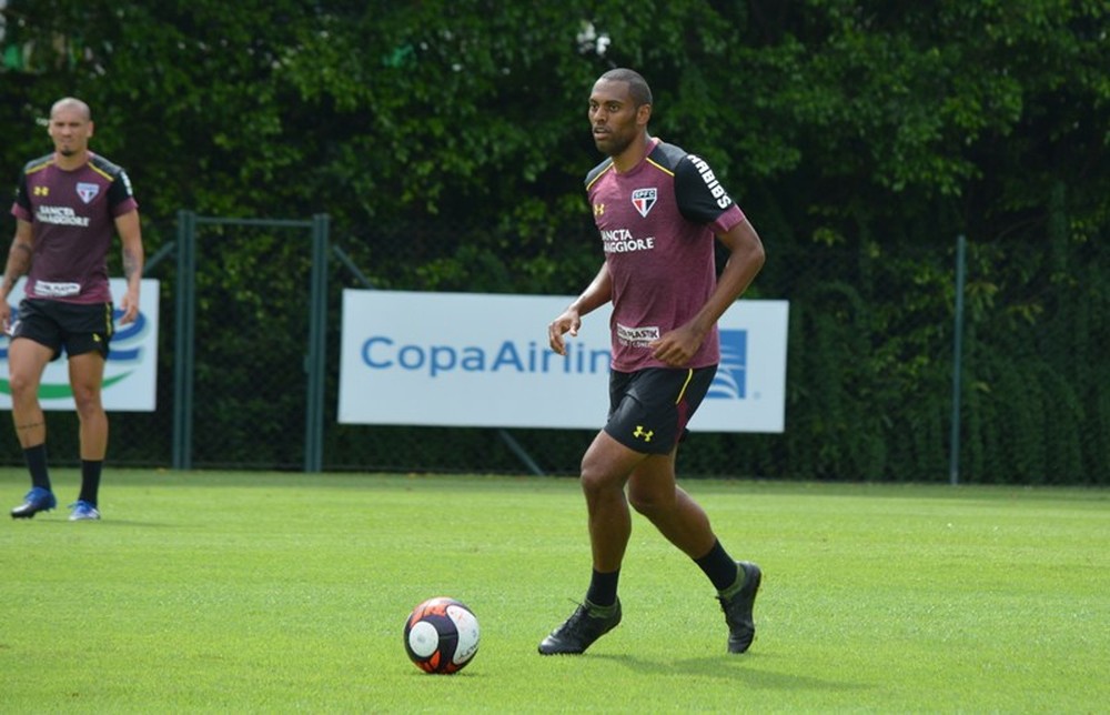 Com problemas na zaga, Douglas deve enfrentar o Atlético-PR