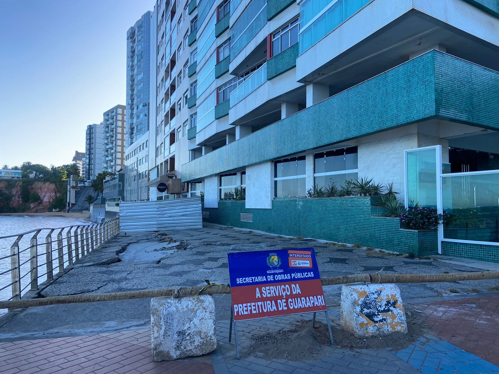 Com avanço do mar, parte de calçadão cede em praia de Guarapari, ES