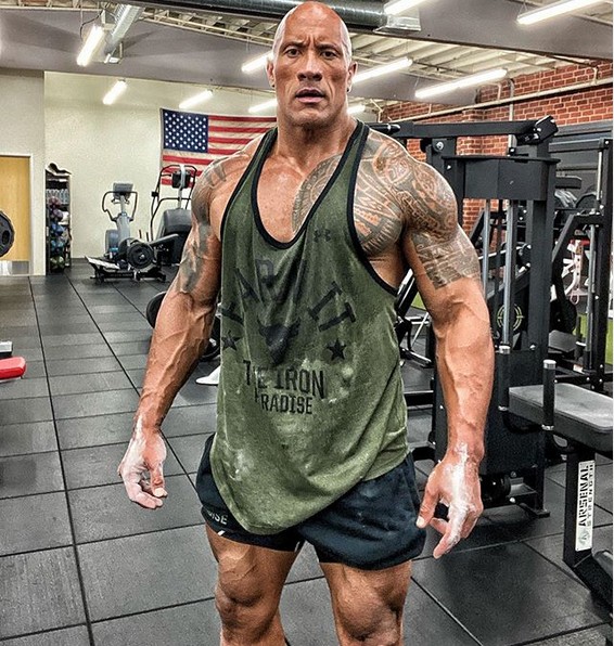 O ator Dwayne The Rock Johnson posa para uma foto no Instagram no intervalo de um de seus treinos (Foto: Instagram)
