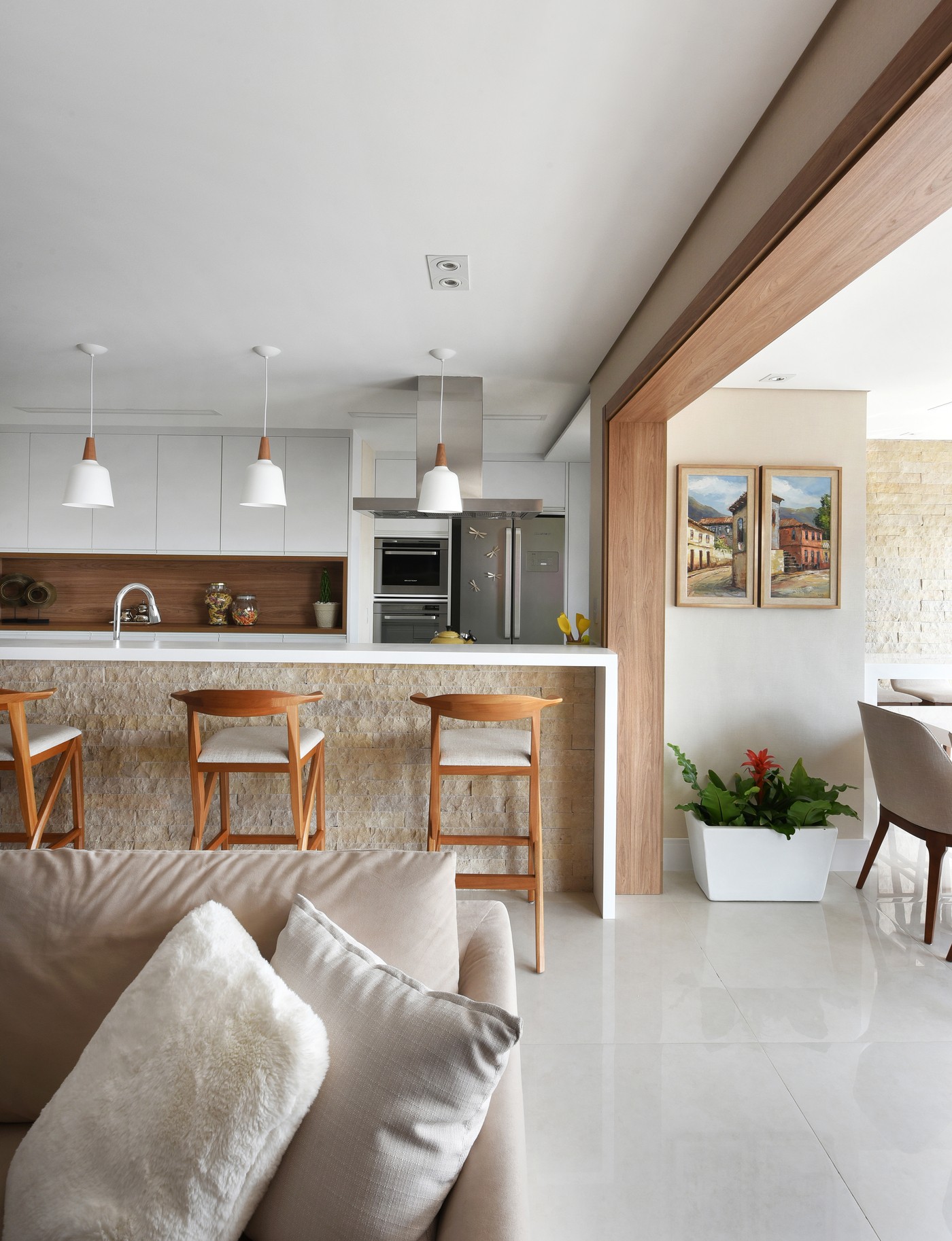 Décor do dia: cozinha aberta tem estilo minimalista e tons claros (Foto: Sidney Doll)