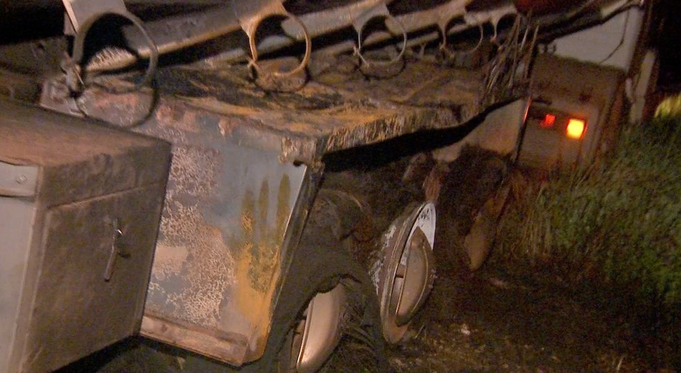 Suspeita é que o incêndio começou no pneu traseiro da carreta — Foto: TVCA/Reprodução