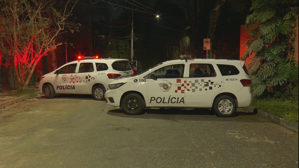 Assaltantes trocaram tiros com policiais após invadir casa e fugir — Foto: Reprodução/Hora 1