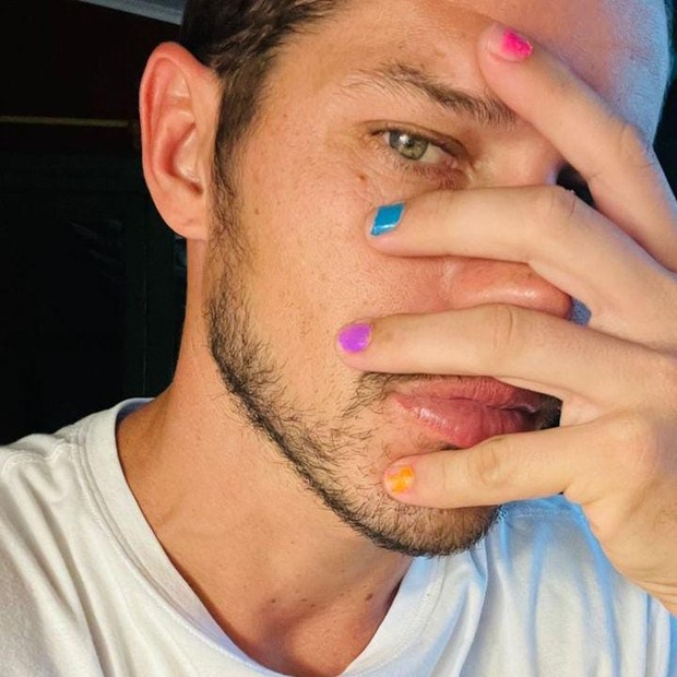 José Loreto mostra as unhas pintadas pela filha (Foto: Reprodução / Instagram)