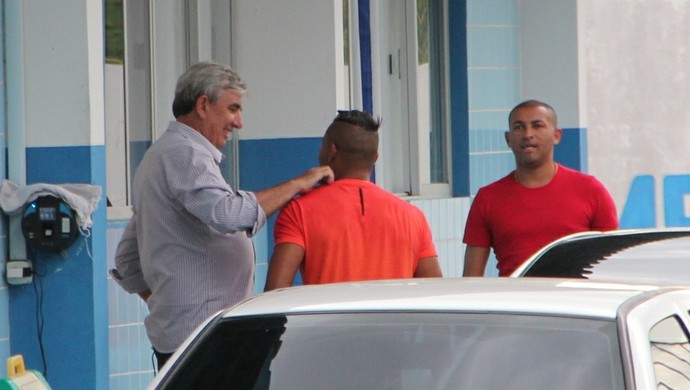 Osmar (ao fundo) e Jones também estiveram no CT e foram recebidos pelo diretor Carlos Souza (Foto: Marcos Dantas)