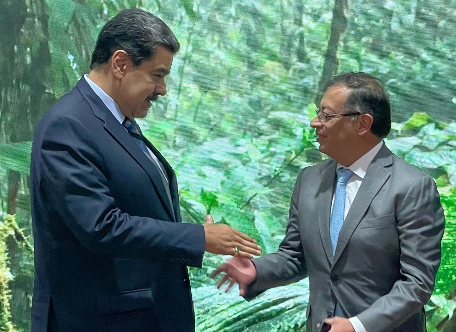 Nicolás Maduro e Gustavo Petro se cumprimentam em evento paralelo à COP27, no Egito