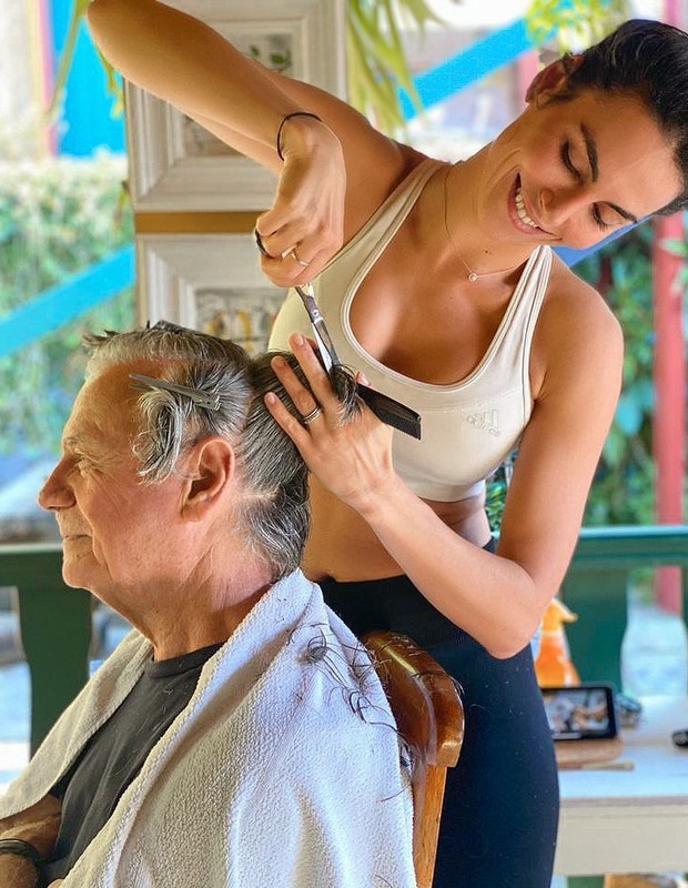 Mel Fronckowiak corta os cabelos do sogro, Francesco Santoro (Foto: Reprodução/Instagram)