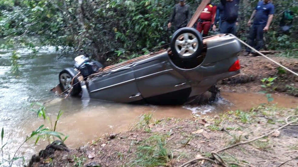 Carro caiu de ponte, afundou em rio e casal de empresários morreu em Sapezal — Foto: Assessoria
