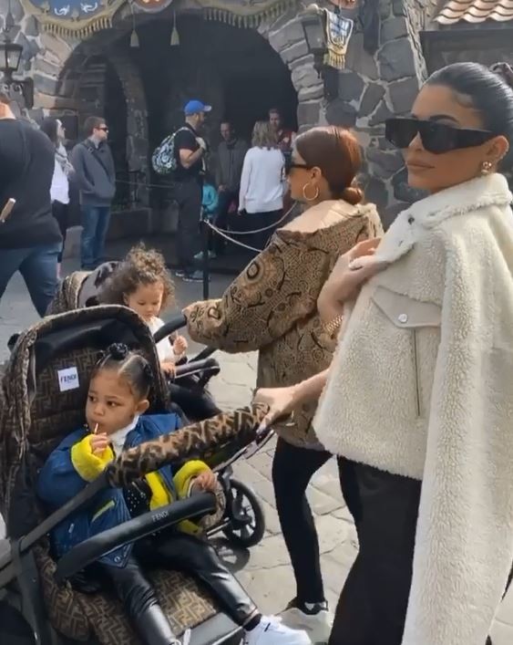 Stormi Webster, filha de Kylie Jenner e Travis Scott, curte passeio na Disney em carrinho de 2 mil euros (Foto: Reprodução/ Instagram)