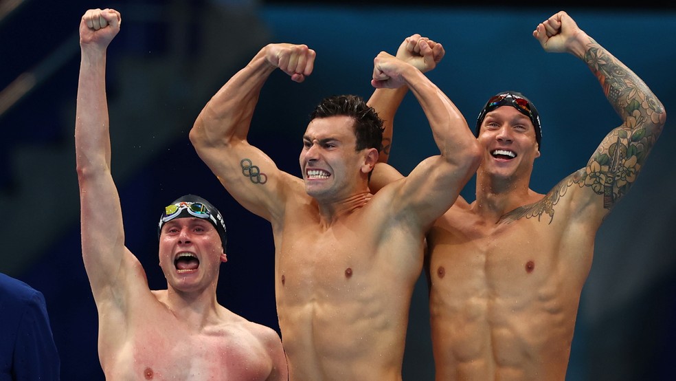 Americanos comemoram medalha de ouro no revezamento 4x100m masculino — Foto: REUTERS