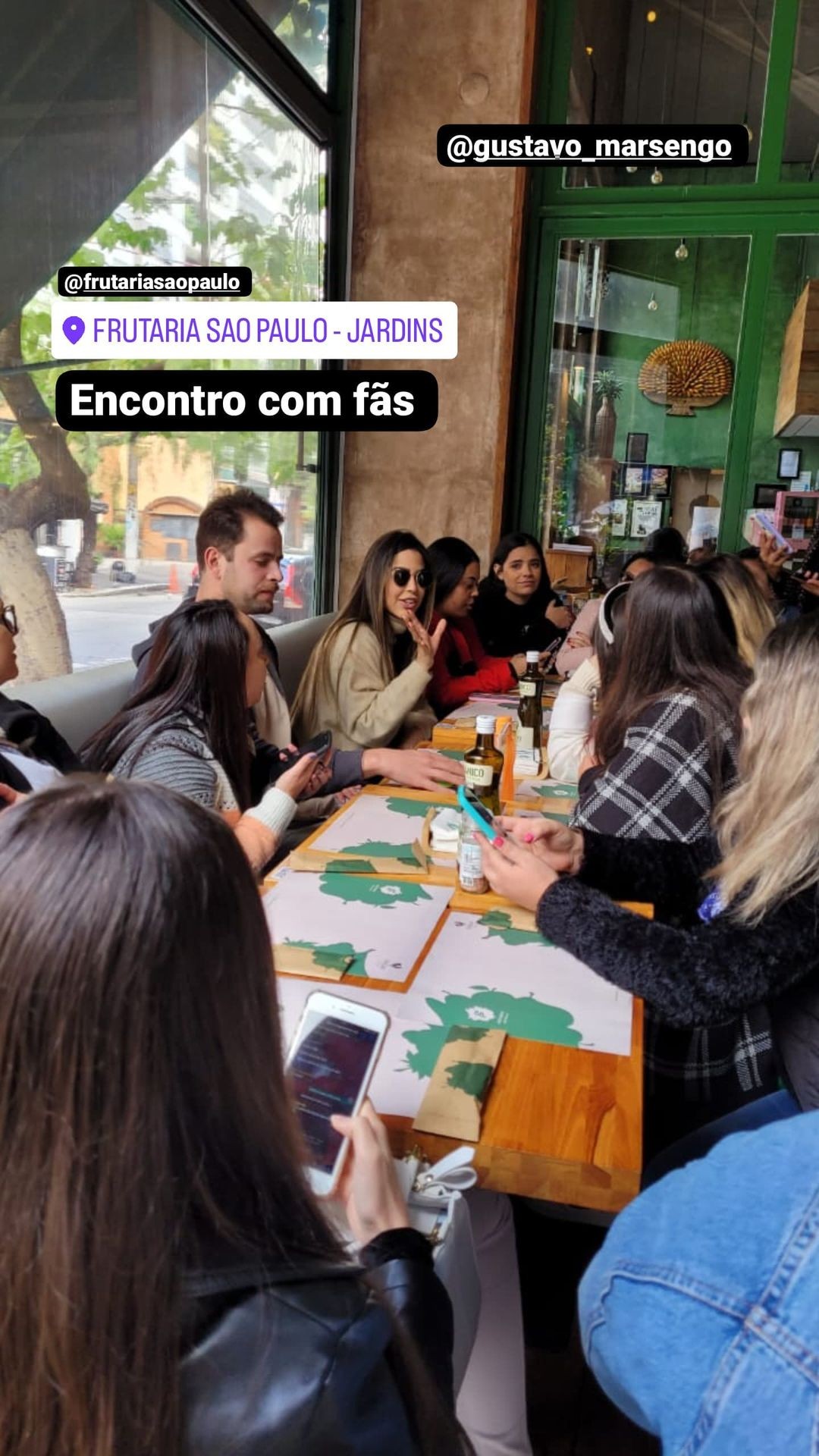 Lais Caldas e Gustavo Marsengo fazendo encontro com fãs (Foto: Reprodução/Instagram)