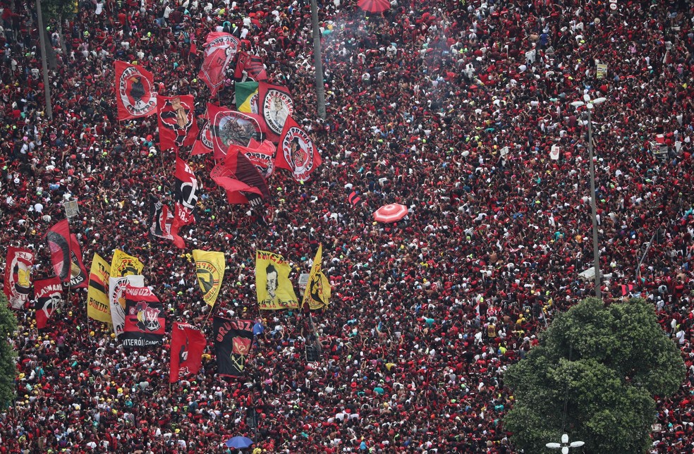 É impossível ver o chão da avenida — Foto: Reuters
