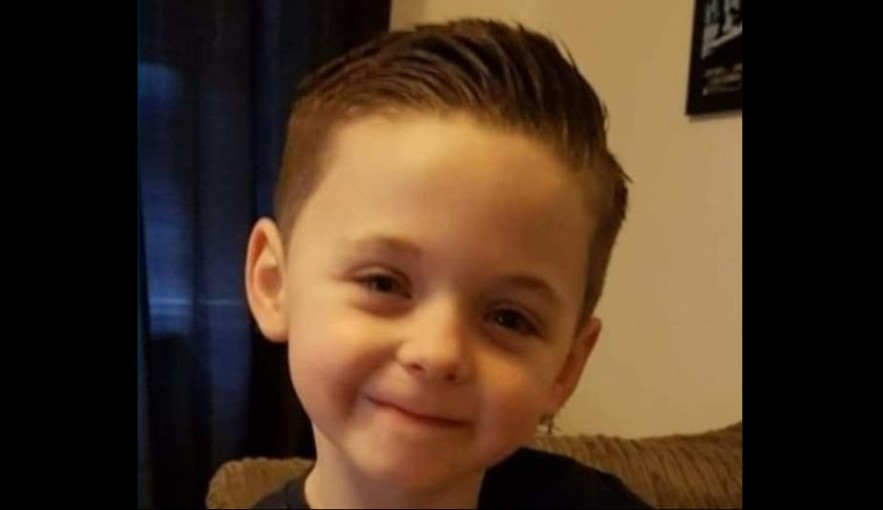 O menino de 8 anos deu um grito e morreu. Causa ainda é desconhecida pelos médicos (Foto: Reprodução/ Facebook)