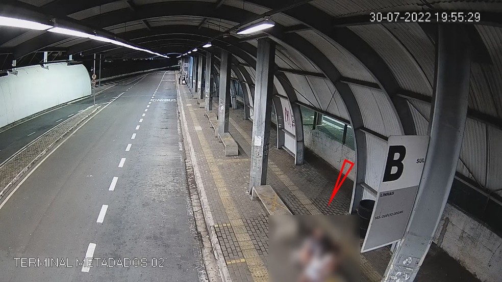 Homem é flagrado por câmeras de segurança ao abusar das duas filhas de 9 e 11 anos em Limeira — Foto: Central de Monitoramento Remoto do Terminal Urbano de Limeira