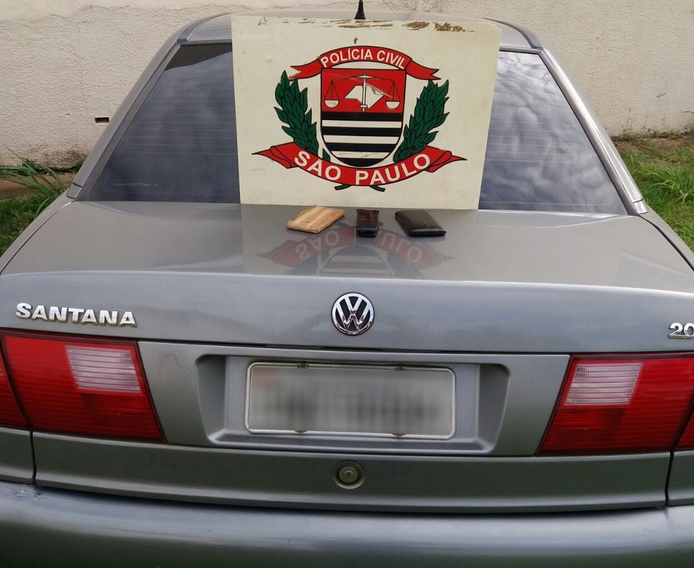 Celulares e baterias foram localizados no carro dos agentes, em Junqueirópolis (Foto: Polícia Civil/Cedida)