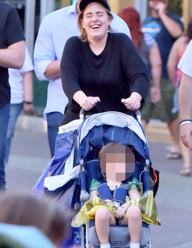 Adele se diverte com o filho na Disney (Foto: Reprodução/ The Sun)