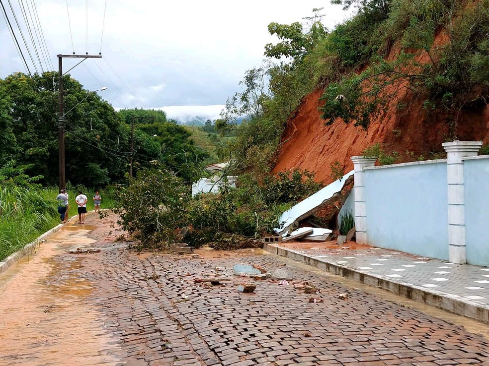 Chuva forte causa alagamento, deslizamento de terra e arrasta carro em Bananal. — Foto: Vanguarda Repórter