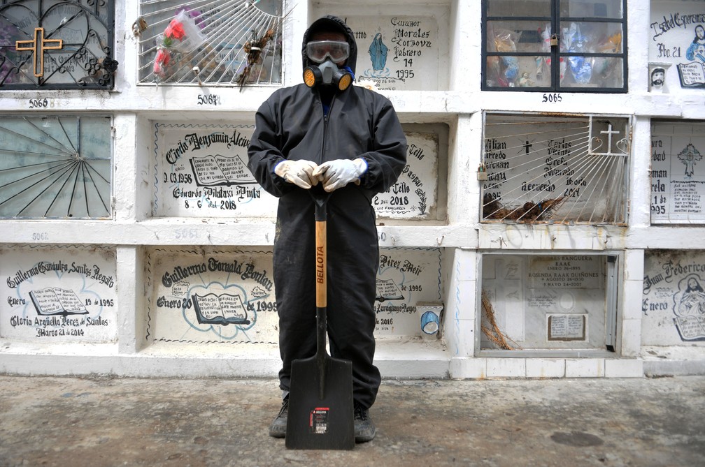 O equatoriano Alexis Pereira, que trabalha no cemitério municipal de Angel Maria Canals, posa em Guayaquil, Equador, durante a pandemia de COVID-19. Alexis Pereira sente pena do número de pessoas que morreram durante a pandemia e ele e sua família se preocupam com o risco que ele está assumindo — Foto: José Sánchez/AFP