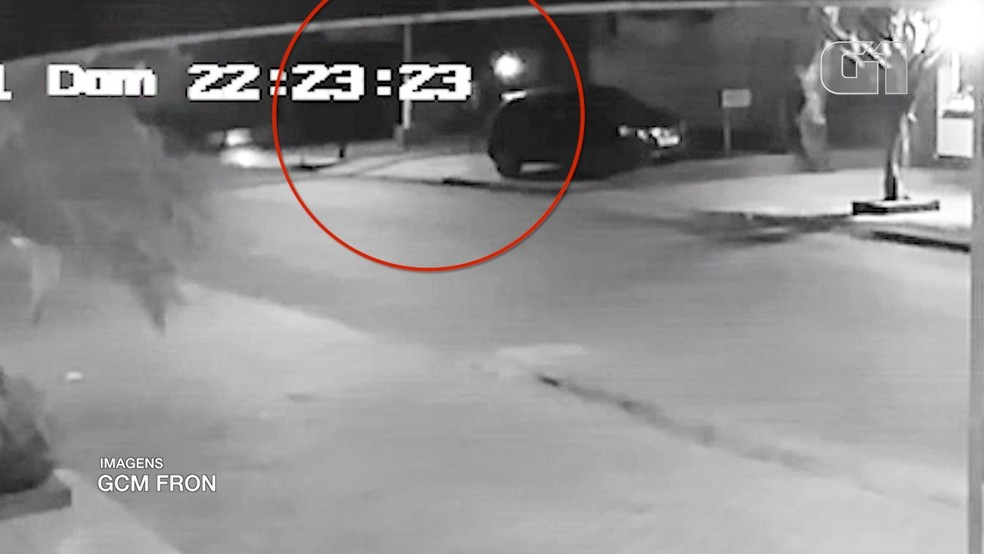 Momento em que homem abre fogo contra casa de vereador em Ponta Porã (MS) — Foto: Gcmfron/Divulgação