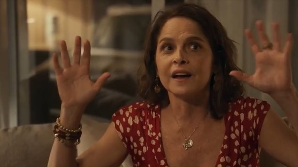 Núbia (Drica Moraes) irá comemorar vitória de Ari (Chay Suede) em 'Travessia' — Foto: Globo